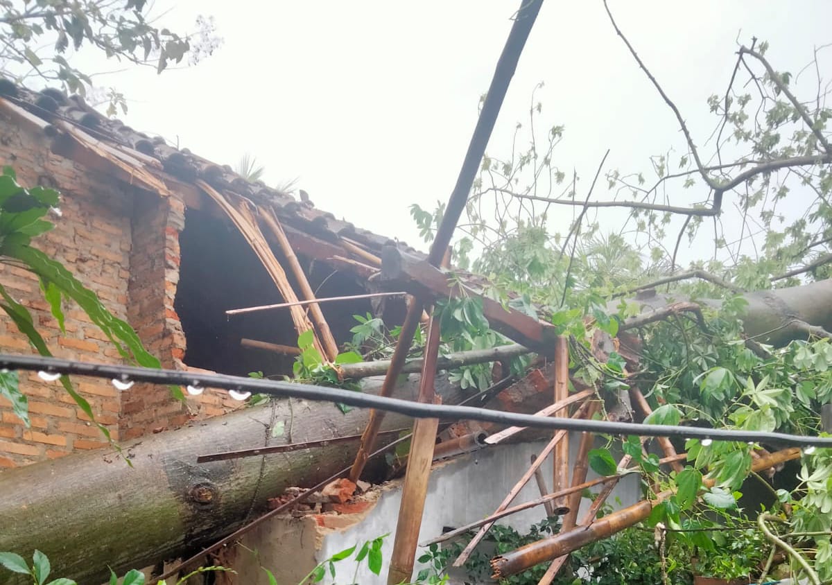 Puting Beliung Hantam Branti Raya, Puluhan Rumah  Porak-poranda