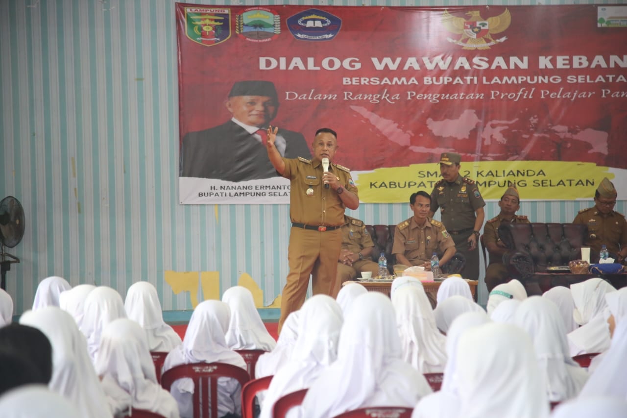 Jadi Pembina Upacara di SMAN 2 Kalianda, Nanang Ajak Siswa Berdialog