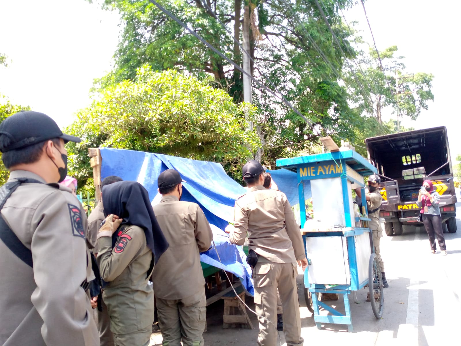 Satpol PP Bandar Lampung Tertibkan PKL, Pedagang: Beri Kami Tempat atau Solusi