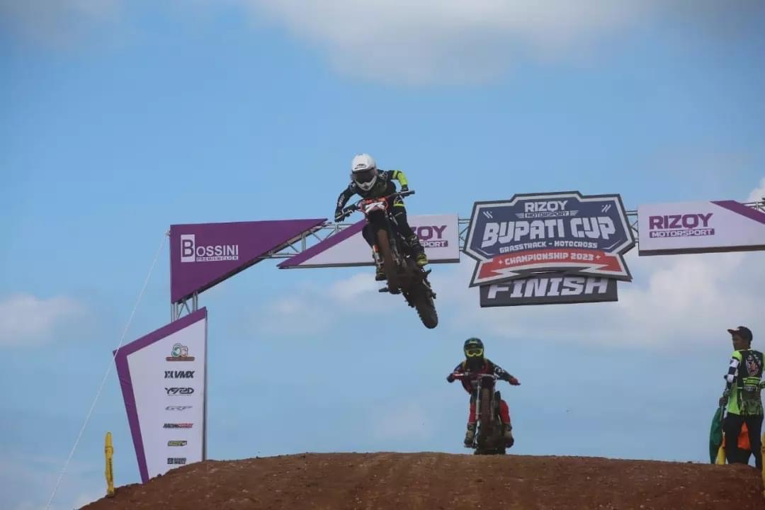 Gaspol! Sesi Kualifikasi Bupati Cup Grasstrack Motocross Championship 2023 Seru Abis