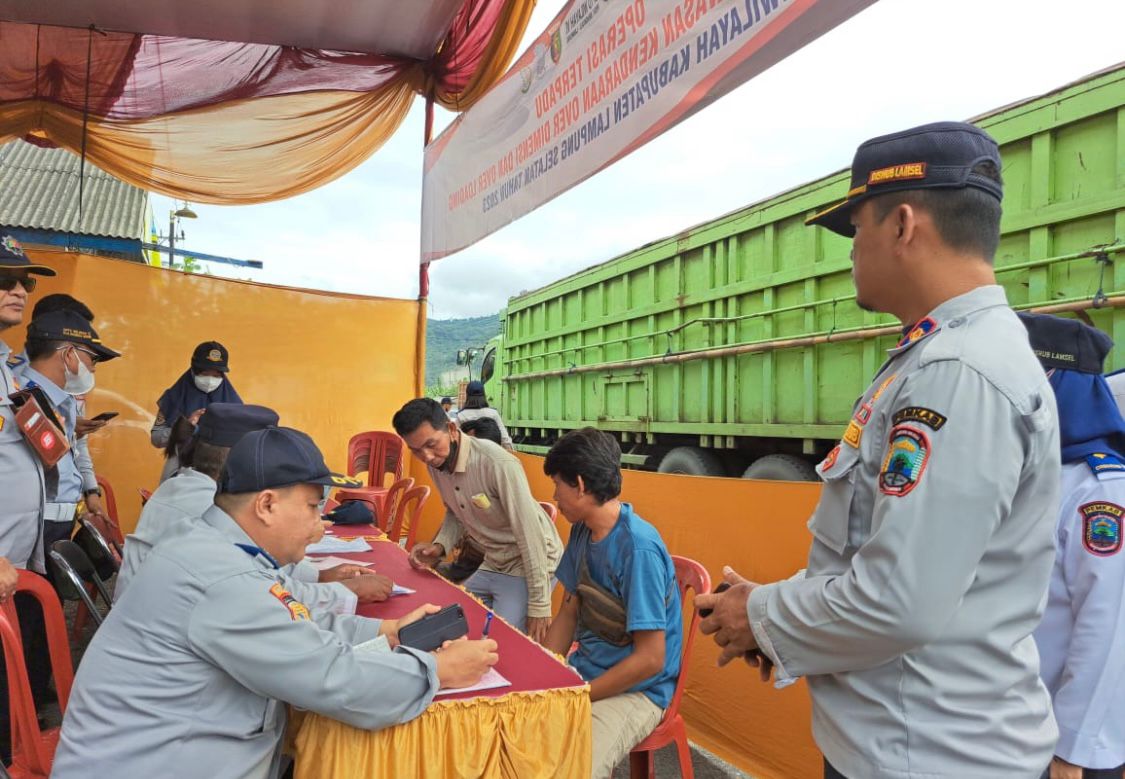 Personel Gabungan Tindak Kendaraan ODOL di Jalinsum Pantai Pasir Putih