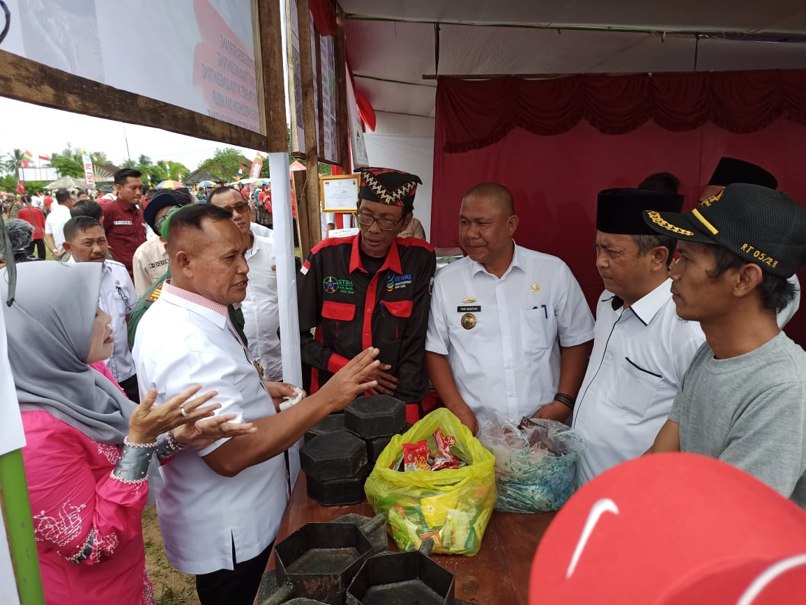 Sulap Sampah Jadi Paving Blok, Bupati Lamsel Angkat Topi Buat KPPL Desa Serdang