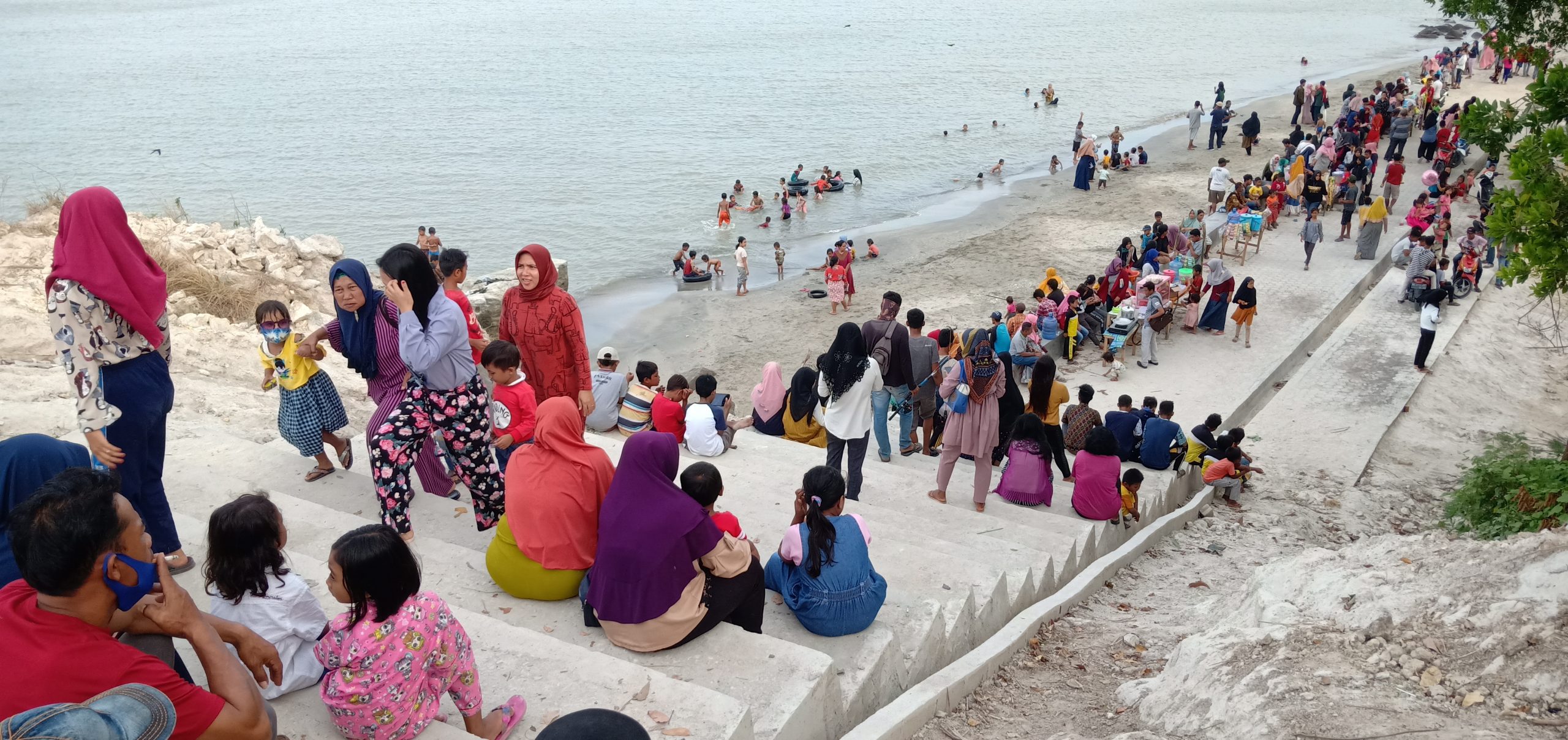 Pengunjung Mulai Padati Pantai Batu Putih Desa Ketapang