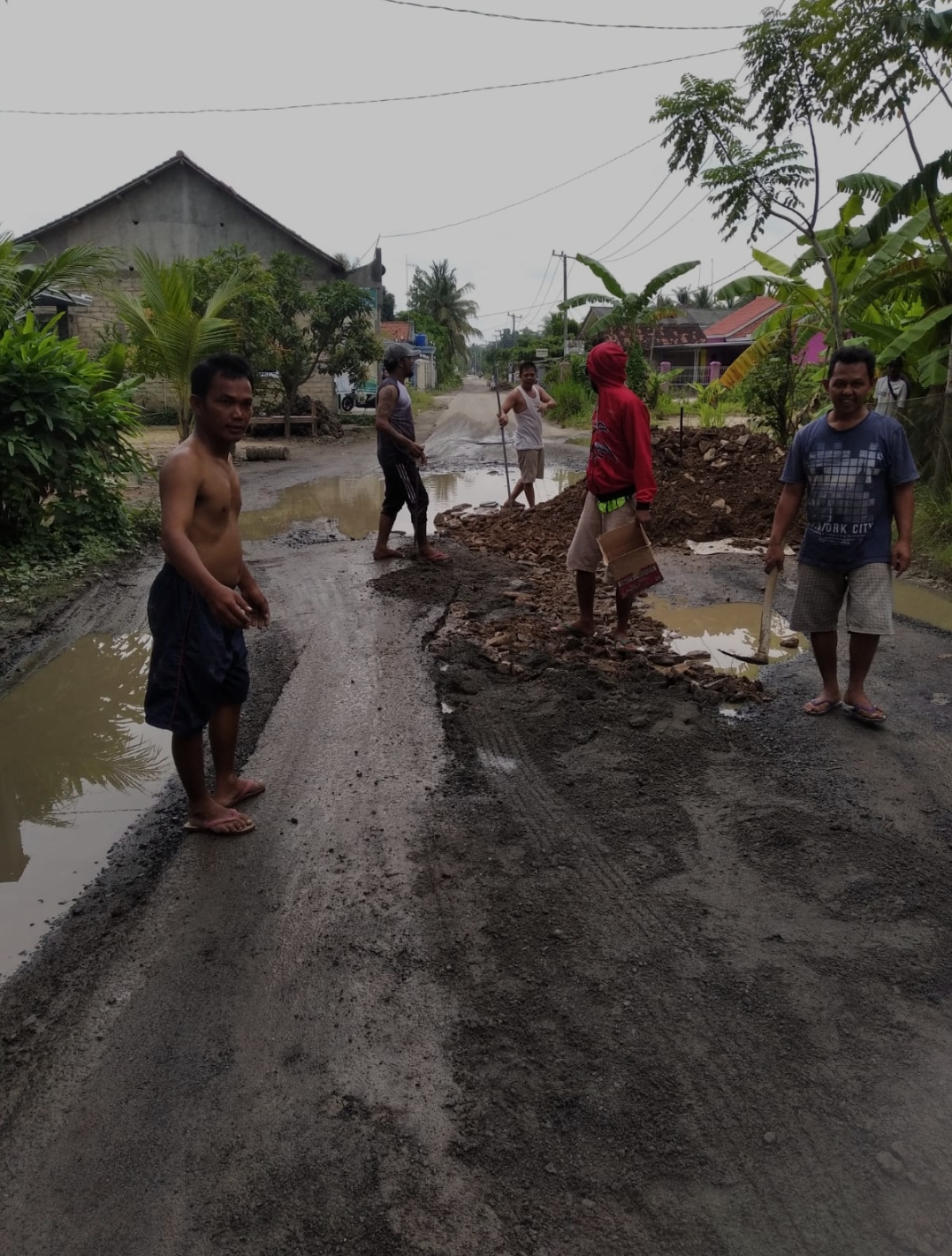 Jalan Poros Ketapang-Sragi Rusak Parah