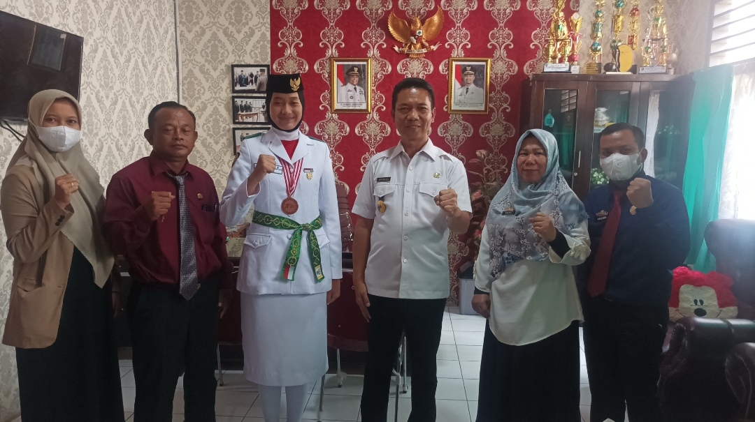 Shelin Si Pengibar Bendera Dapat Beasiswa