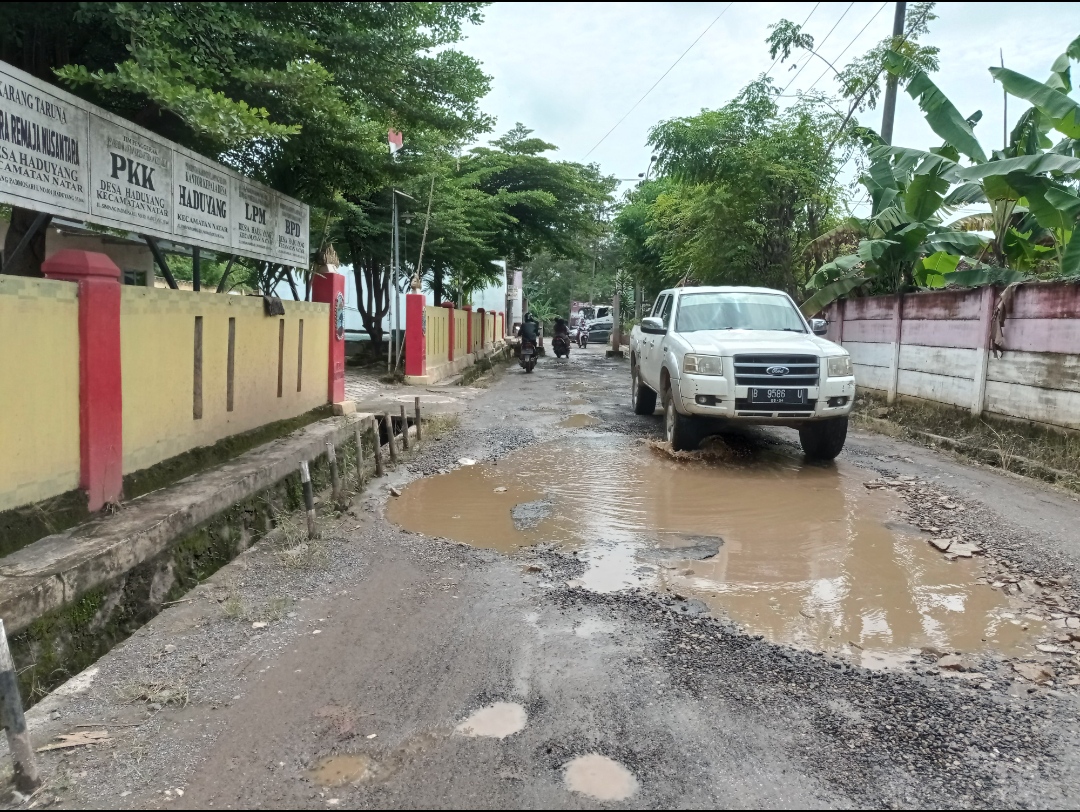 Lapor Pak Bupati! Jalan Utama di Desa Haduyang Natar Rusak, Kalau Hujan Jadi Kubangan