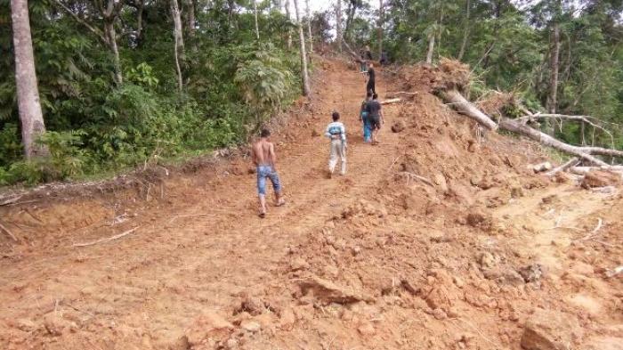 Warga Swadaya Buka Jalan Baru