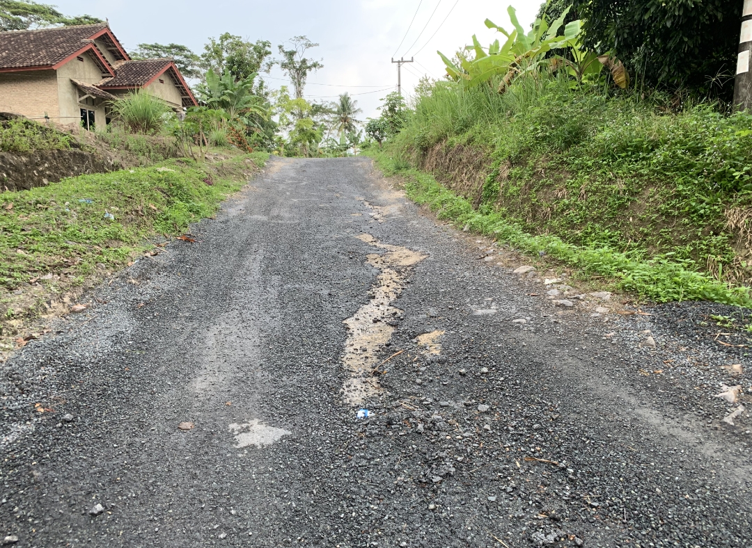 Kades Kecewa Pengerjaan Jalan Tak Maksimal