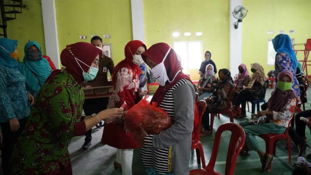 TP PKK Lamsel Salurkan Bantuan Program Siger