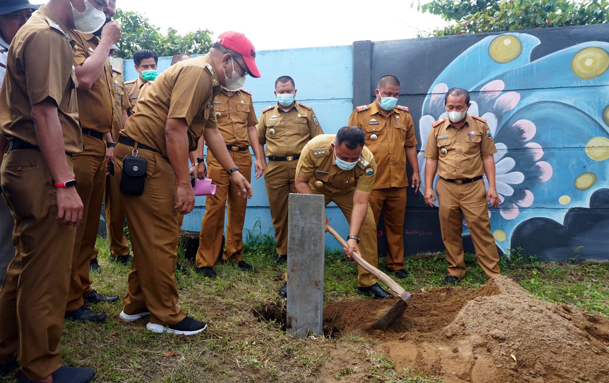 Bupati Kawal Pemasangan Patok Beton Sepadan Pantai