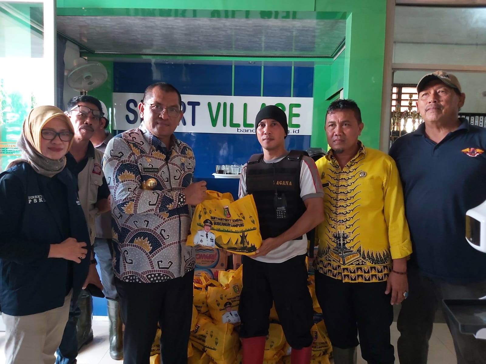 Kadis Sosial Aswarodi Sampaikan Bantuan Gubernur Lampung