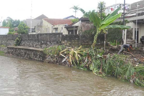 Marak Berdiri Bangunan di Tanggul Irigasi