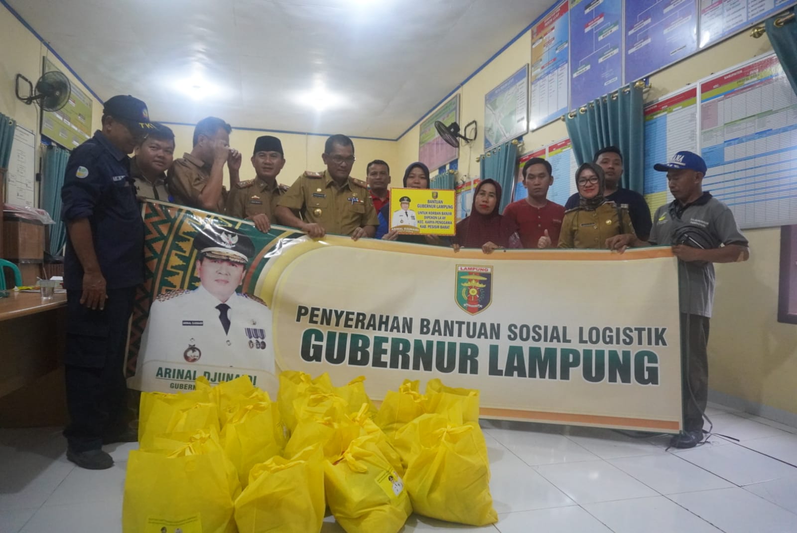 Gubernur Arinal Serahkan Bantuan Sembako dan Bufferstock Untuk Korban Banjir dan Tanah Longsor di Pesibar