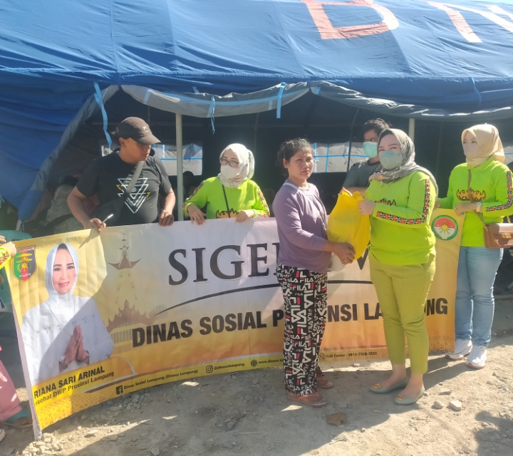 DWP Dinsos Lampung Serahkan Bantuan Sembako Program SIGER