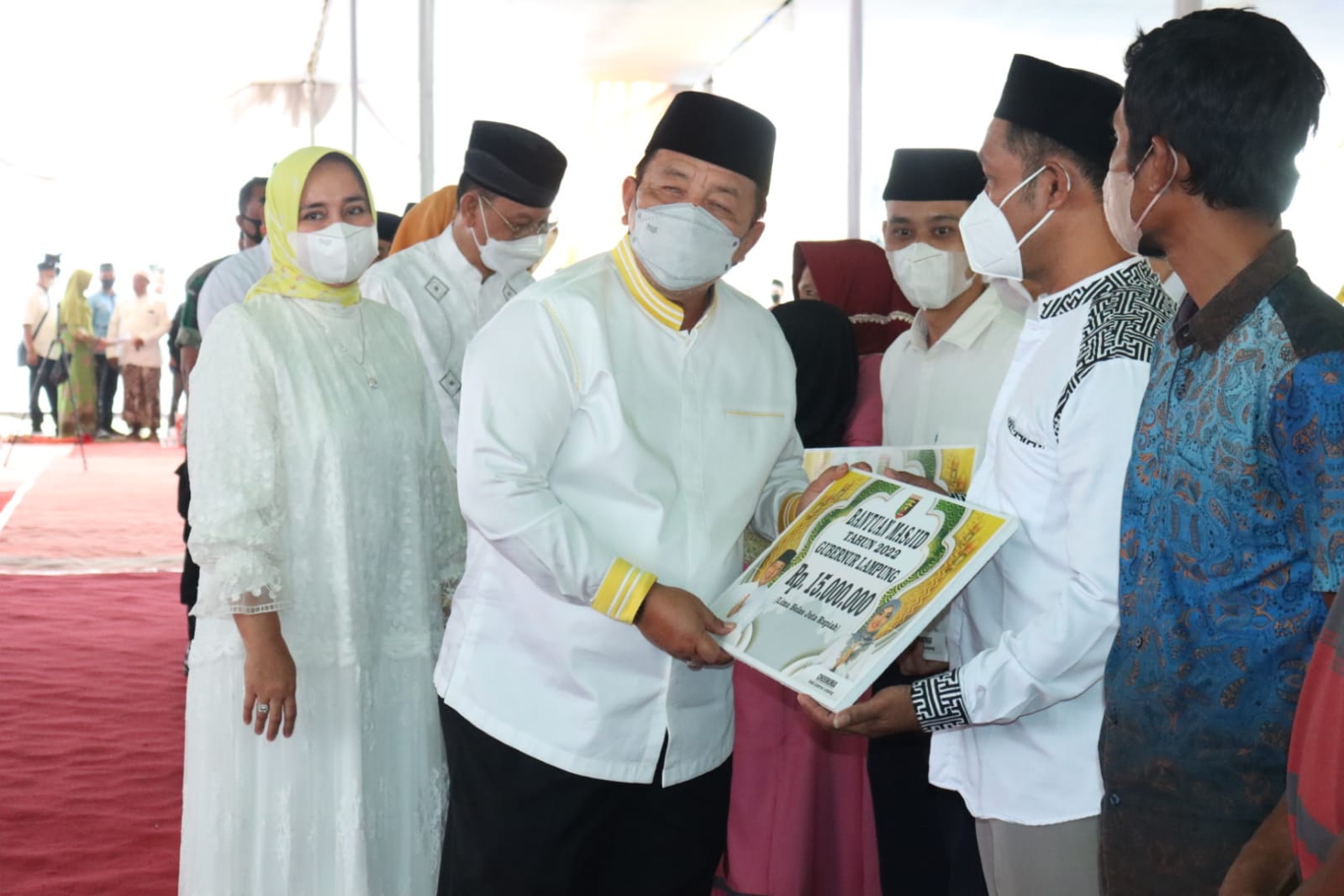 Gubernur Arinal Djunaidi Berikan Bantuan Dana Hibah Untuk Anak Yatim dan Rumah Ibadah