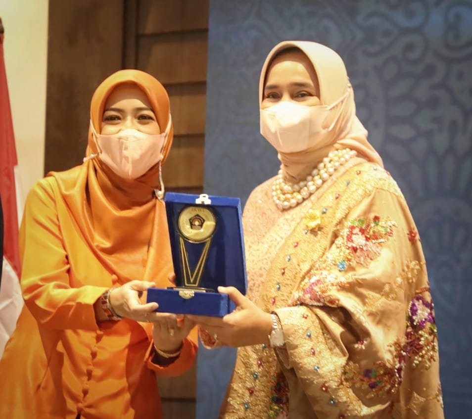 Ketua TP PKK Provinsi Lampung Terima IKWI Award Tahun 2022 Sebagai Perempuan Inspiratif Bidang Sosial