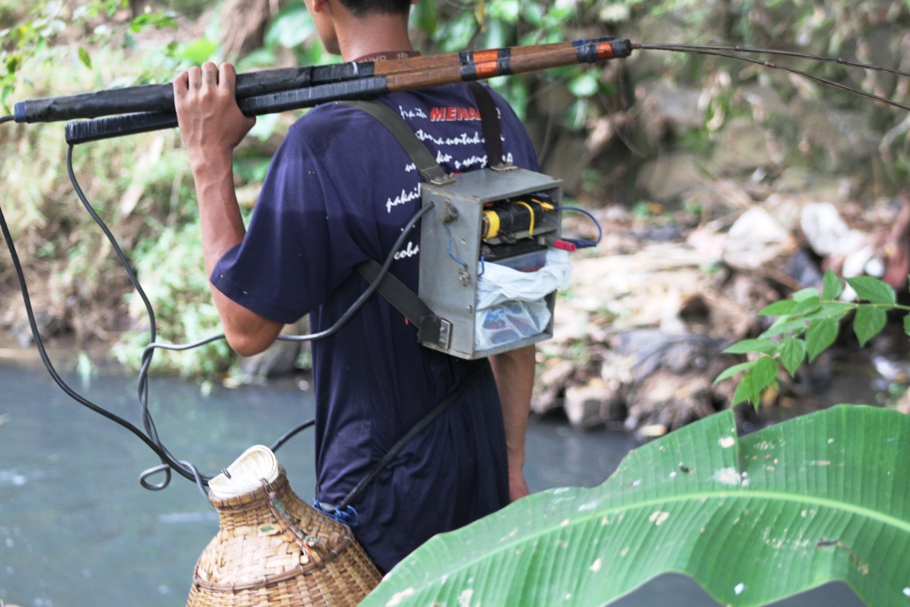 Kades Ancam Polisikan Penyetrum Ikan di Sungai