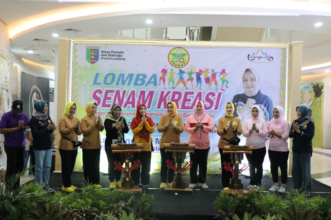 Ketua PERWOSI Provinsi Lampung Membuka Lomba Senam Kreasi dan Senam Lampung Berjaya 2022