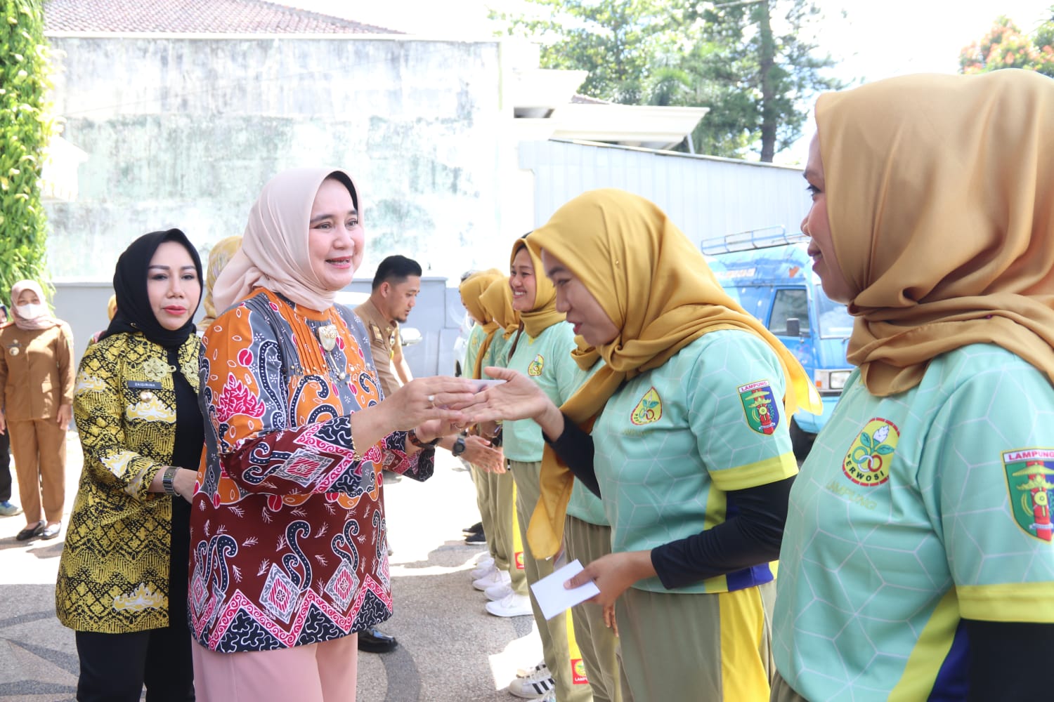 Riana Sari Arinal Melepas Kontingen Perwakilan Perwosi Lampung Mengikuti Lomba Senam Kreatif Tingkat Nasional