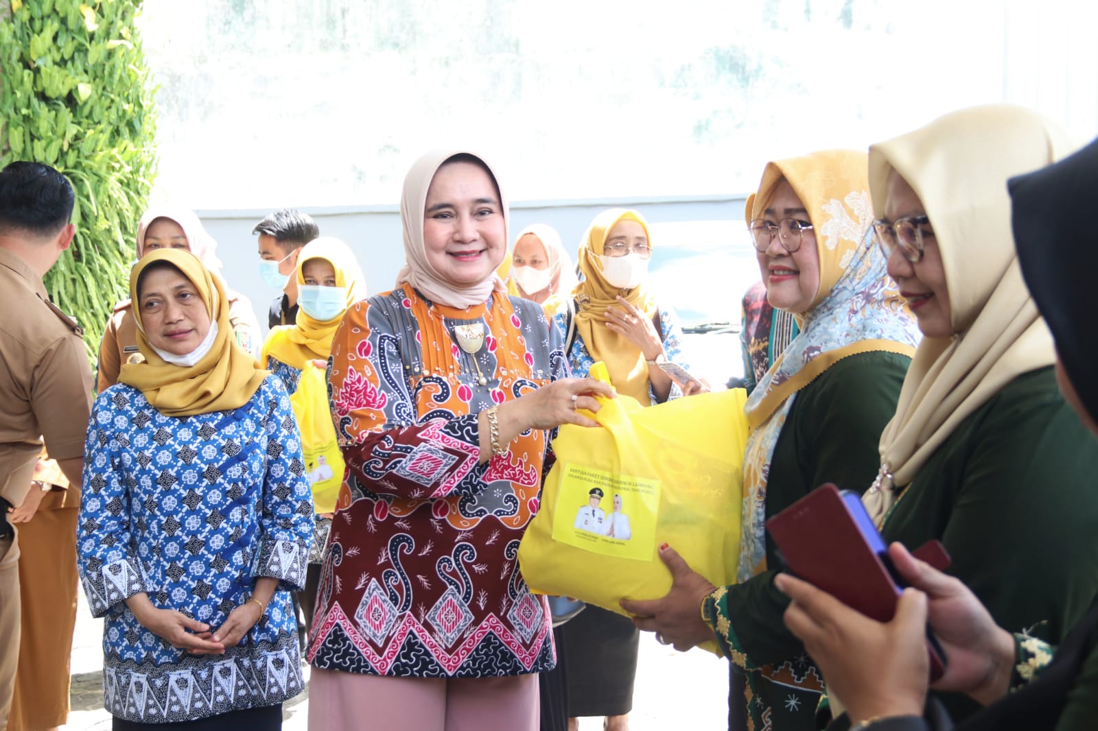 Ketua LKKS Provinsi Lampung Serahkan Bantuan Paket Sembako Kepada Forhati Lampung