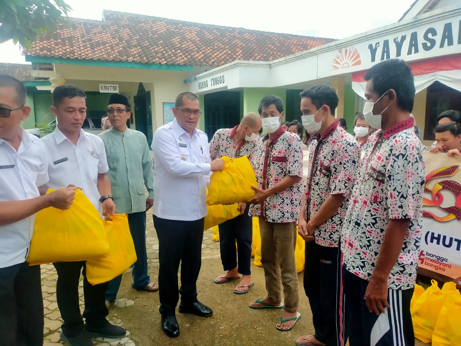 Rangkaian HUT Lampung ke-59, Pemprov Lampung Bagikan 50 Paket Sembako